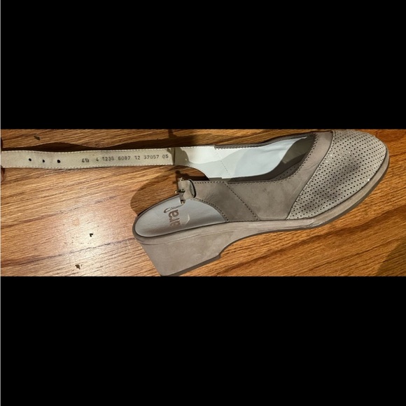 Ara extremely well made sandals. Worn once. - Picture 7 of 9